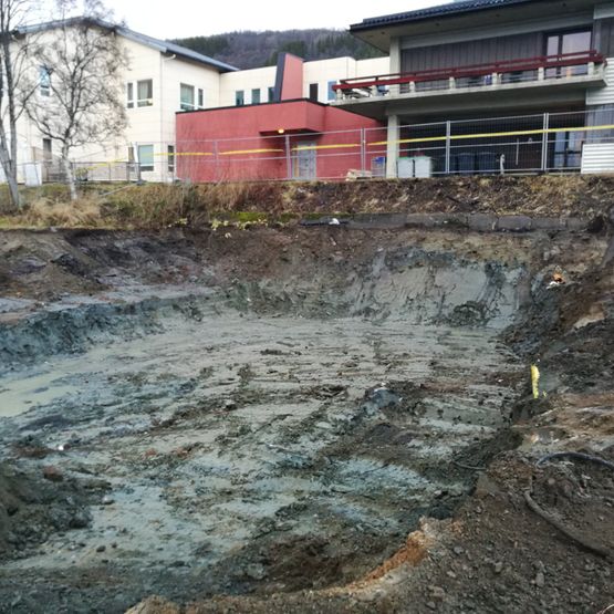 Oppdrag for Nupen med geoteknisk prosjektering og oppfølging under byggetid av nye Kvæfjord helsehus.